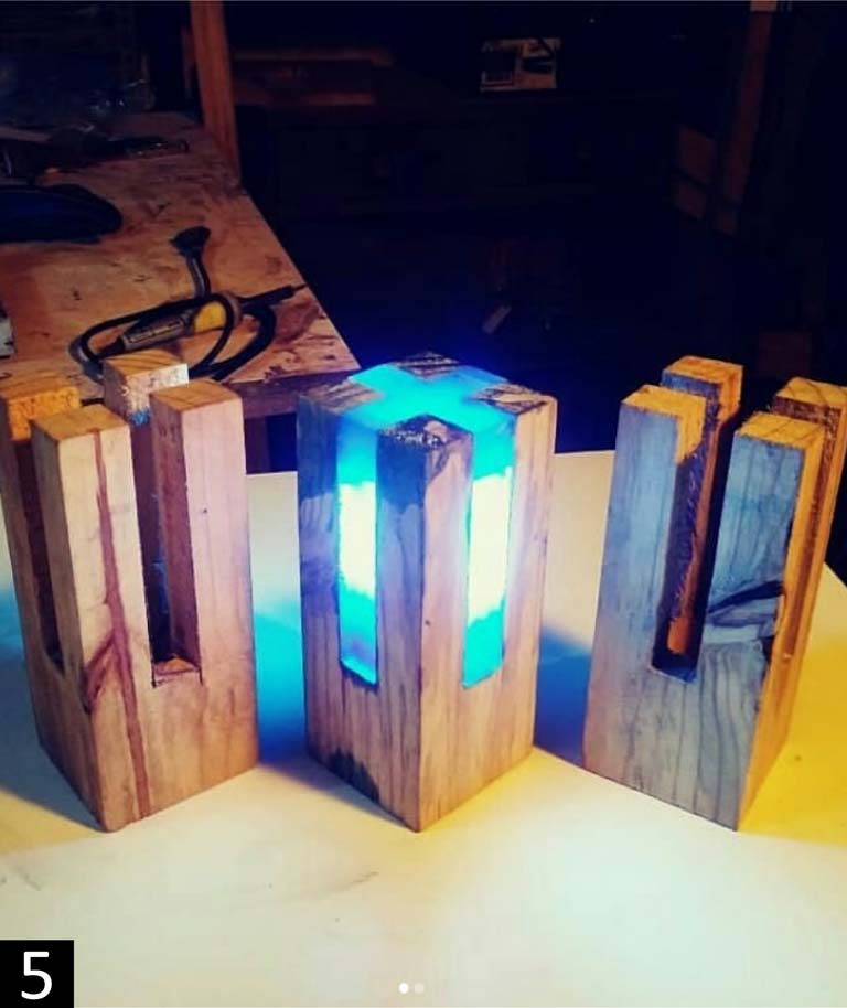luminárias feitas com madeira.