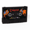 Imagem de uma carteira personalizada em formato de fita k7 com a imagem do álbum Queen