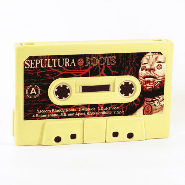 Imagem de uma carteira K7 personalizada com a imagem do álbum sepultura